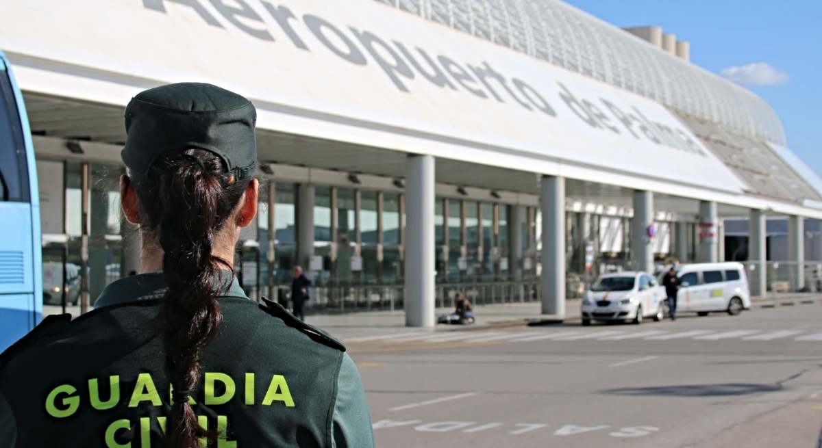 Una agente de la Guardia Civil en el Aeropuerto de Palma