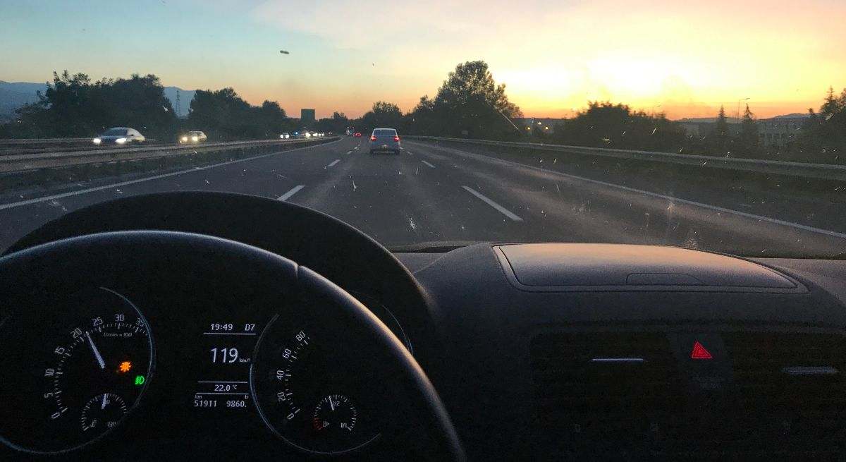 Un coche en una autopista