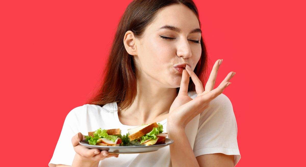 Una mujer disfruta de una comida saludable