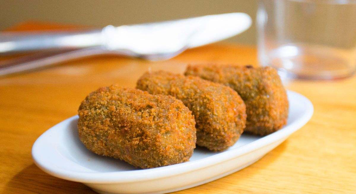 Plato de croquetas en un restaurante
