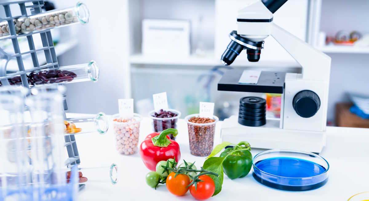 Un microscopio en un laboratorio