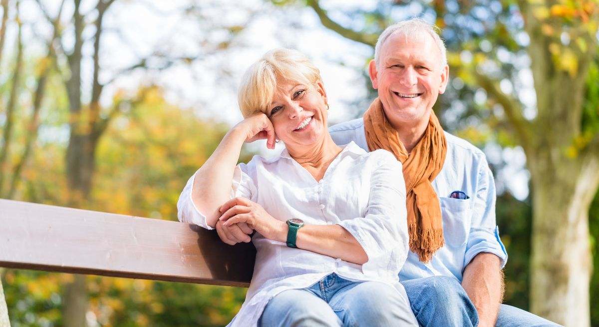 Personas de avanzada edad sentadas en un banco