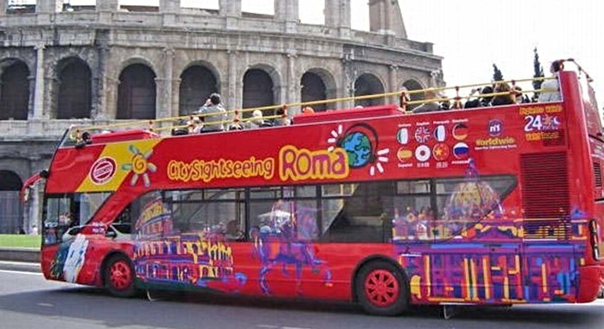 Un autobús turístico de Roma ante el Coliseo