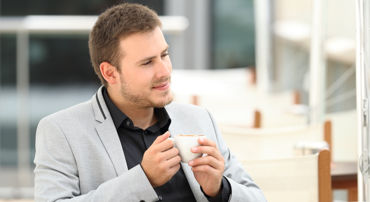 trabajador-descansa-toma-cafe-dreamstime.jpg