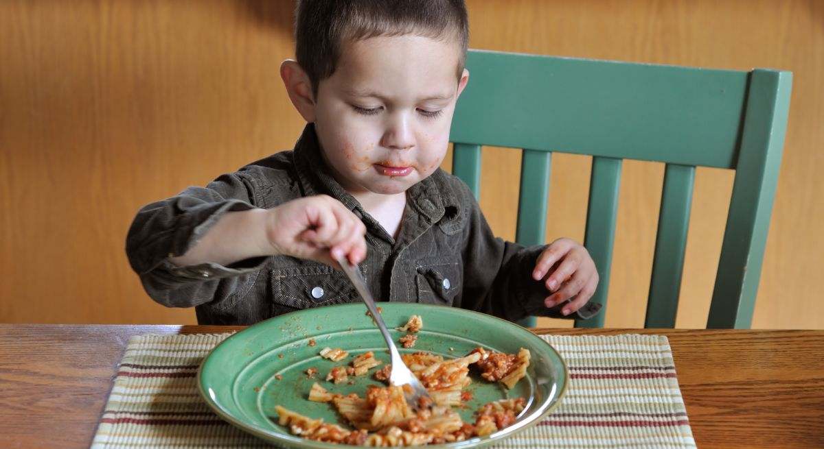 Un niño cena su plato de comida