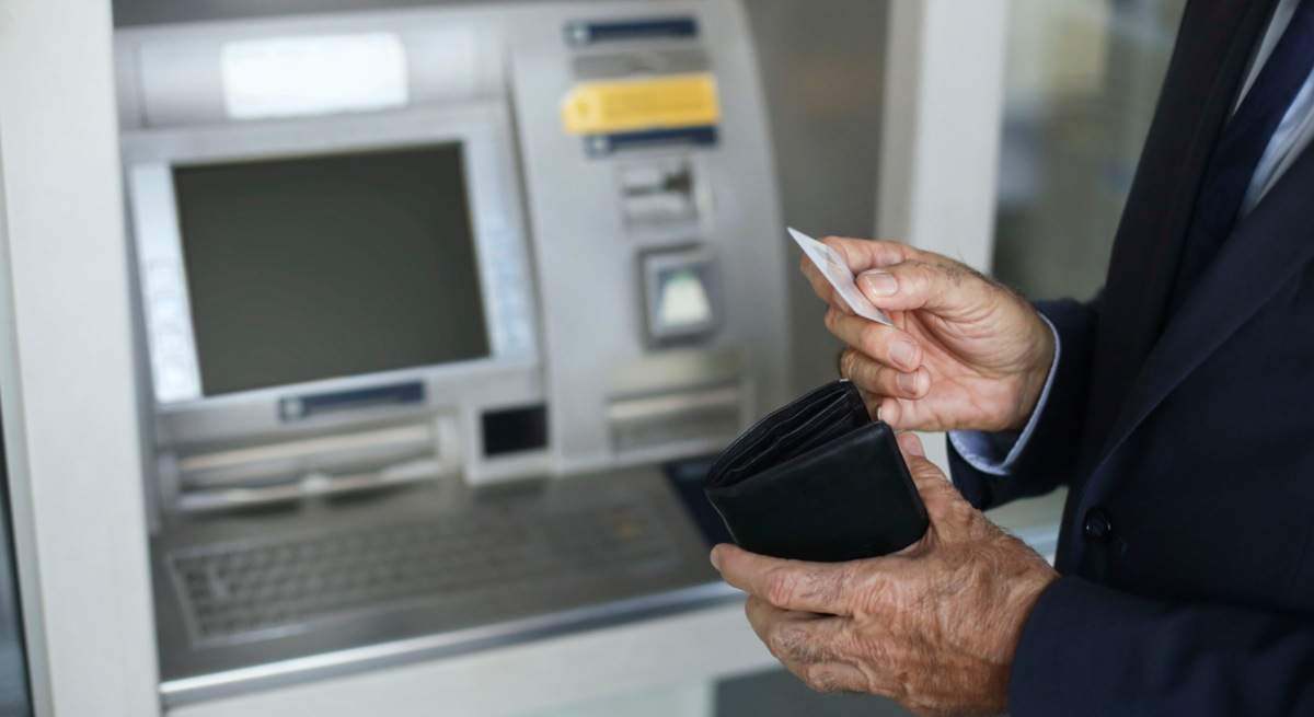 personas-mayores-cajeros-automaticos-bancos-asufin-iStock-1348411180.jpg