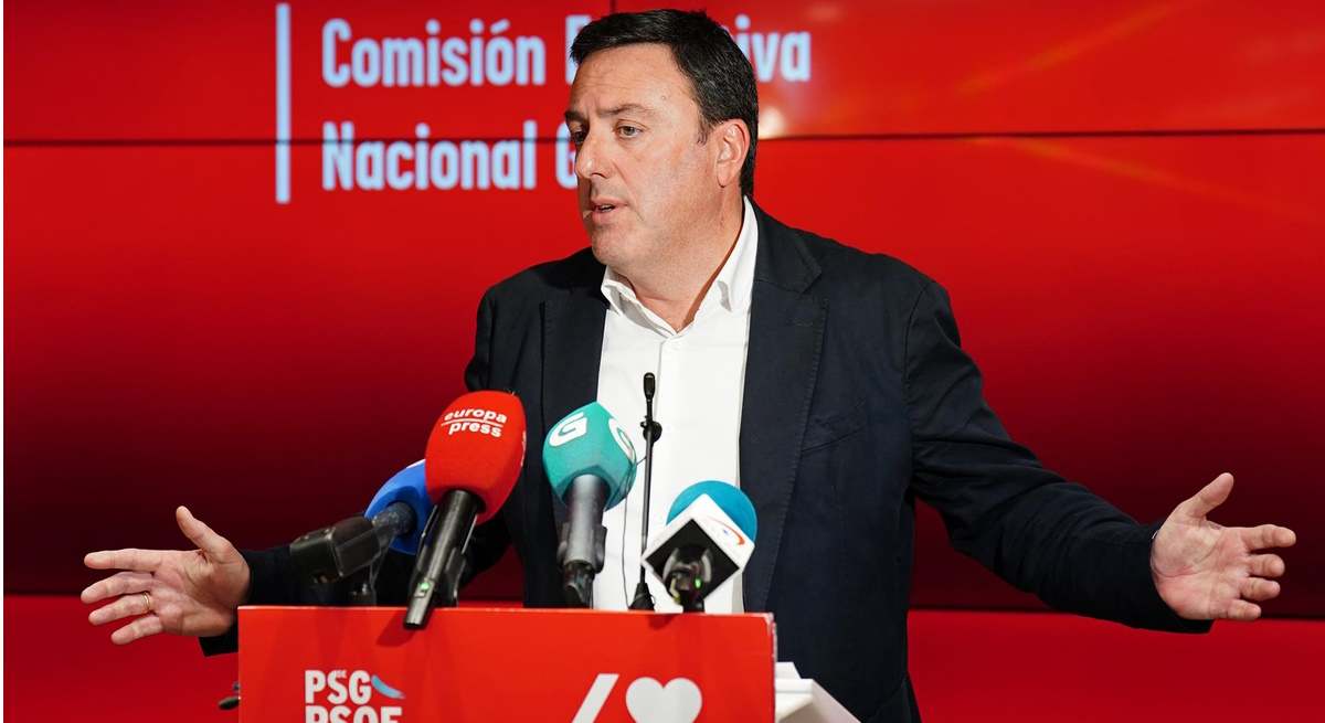 El secretario general del PSdeG, Valentín González Formoso, en una rueda de prensa tras una reunión extraordinaria de la Comisión Executiva Nacional Galega del PSdeG-PSOE.
