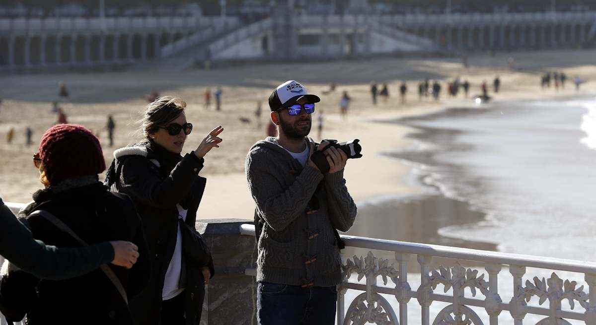 Turistas_Playa_Concha_San_Sebastian_EFE.jpg