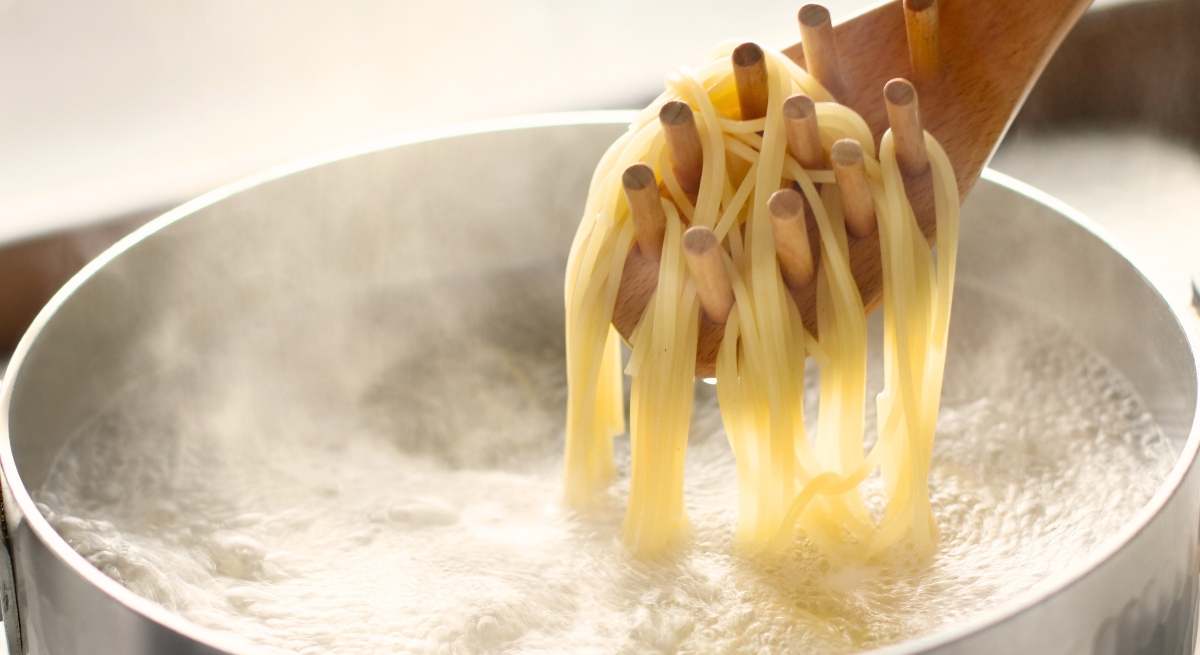 Una chef italiana explica la forma correcta de cocer la pasta.