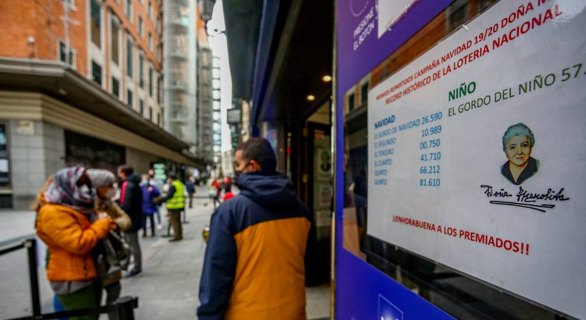 EuropaPress_3413313_varias_personas_hacen_cola_entrar_administracion_loteria_dona_manolita-1.jpg