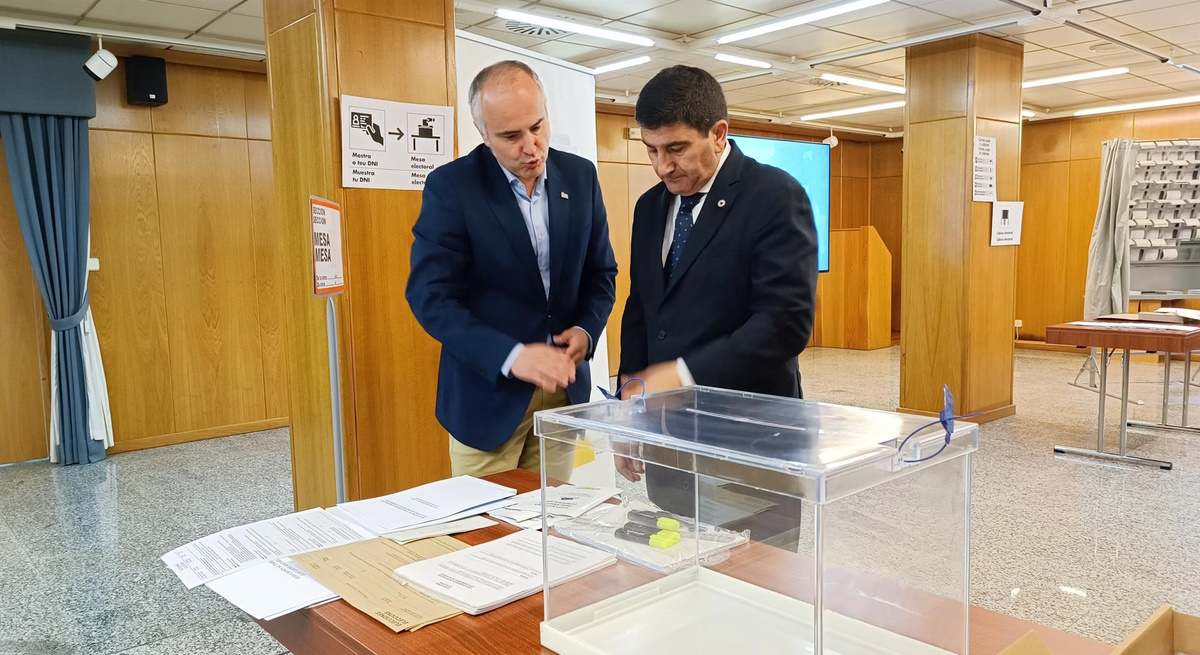 El delegado del Gobierno en Galicia, Pedro Blanco, presenta en A Coruña los materiales que habrá en los centros de votación en las elecciones al Parlamento Europeo. EP