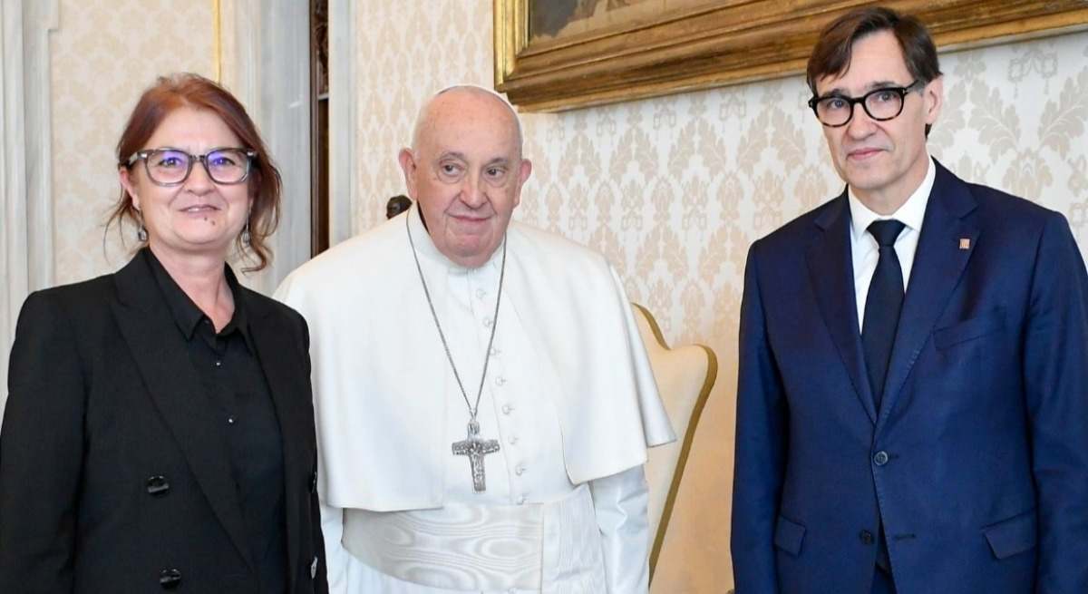 Salvador Illa y su mujer con el Papa