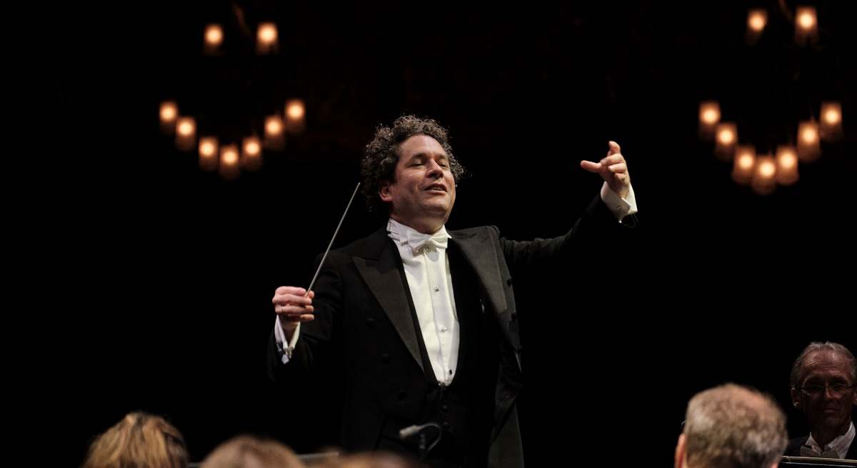Gustavo Dudamel y la Filarmónica de Los Ángeles. Foto: Paco Amate (Liceu).