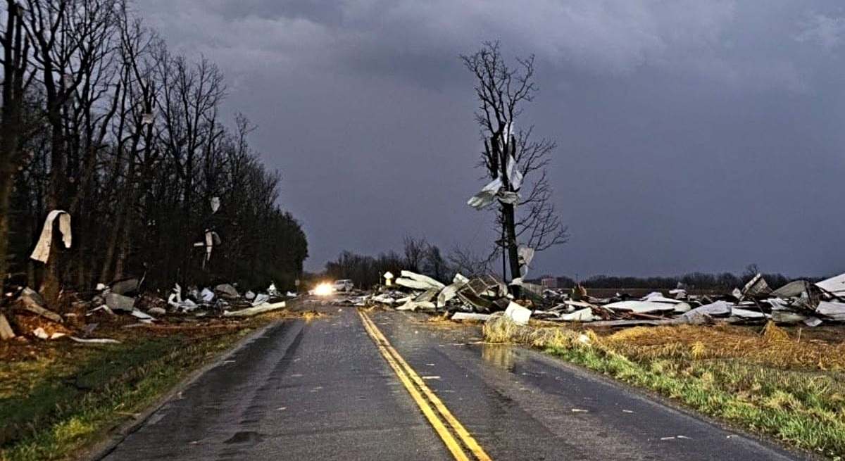 Una carretera de Arkansas tras el paso de un tornado / EP