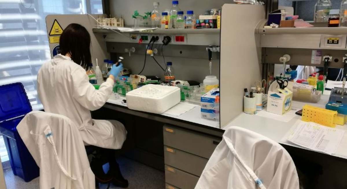 Una-investigadora-en-un-laboratorio-del-campus-del-Mar.jpg
