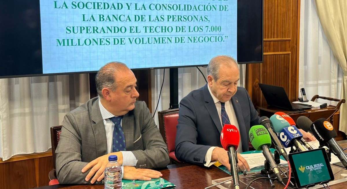 Nicarnor Santos, presidente, y Cipriano García, director general de Caja Rural de Zamora