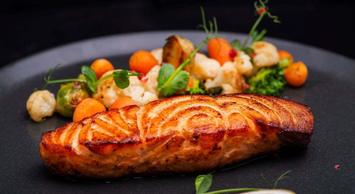 El salmón sale de la freidora de aire más sabroso y jugoso en 5 minutos con 1 ingrediente
