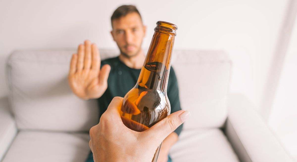 Una persona dice 'no' al alcohol