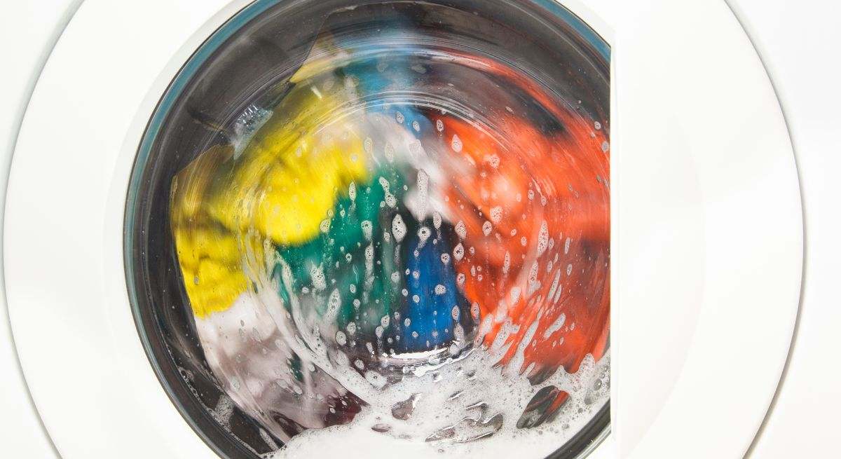Una lavadora funcionando en una casa española
