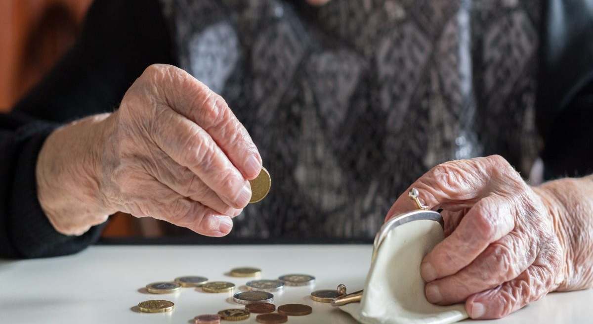 Anciana contando monedas