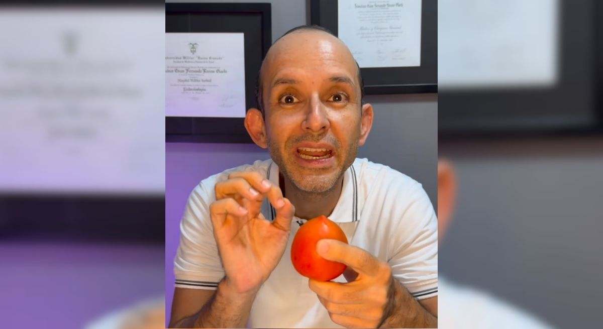Captura de vídeo del endocrino Francisco Rosero con un tomate en la mano