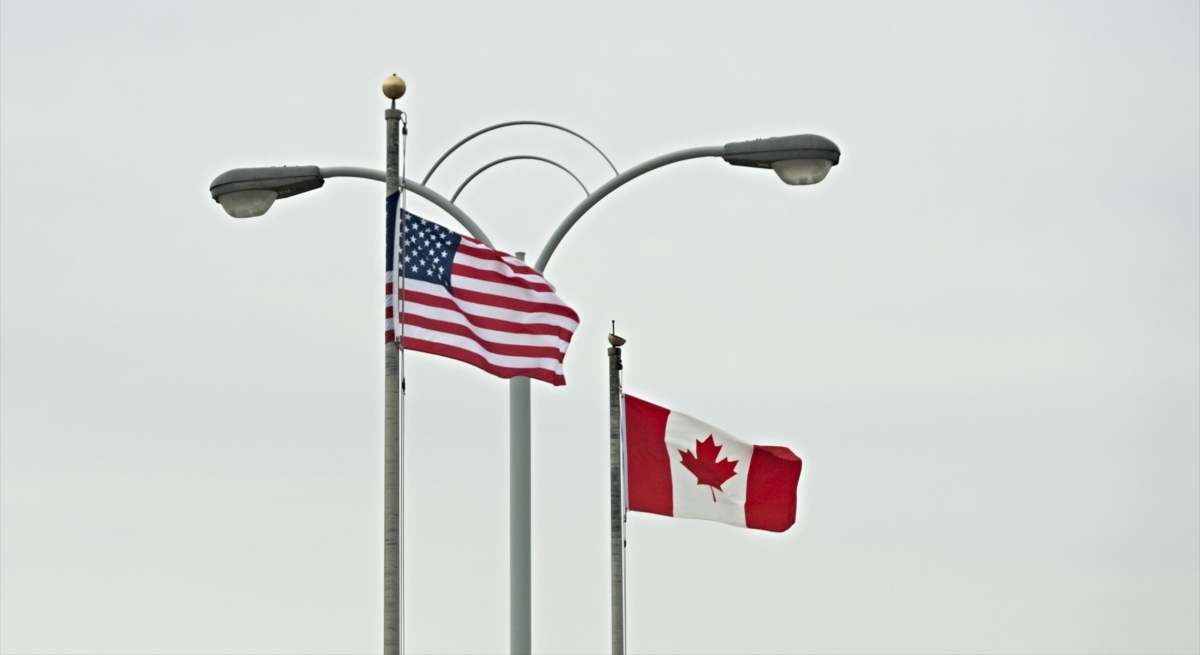 Banderas en un puesto fronterizo entre Canadá y EEUU / EP
