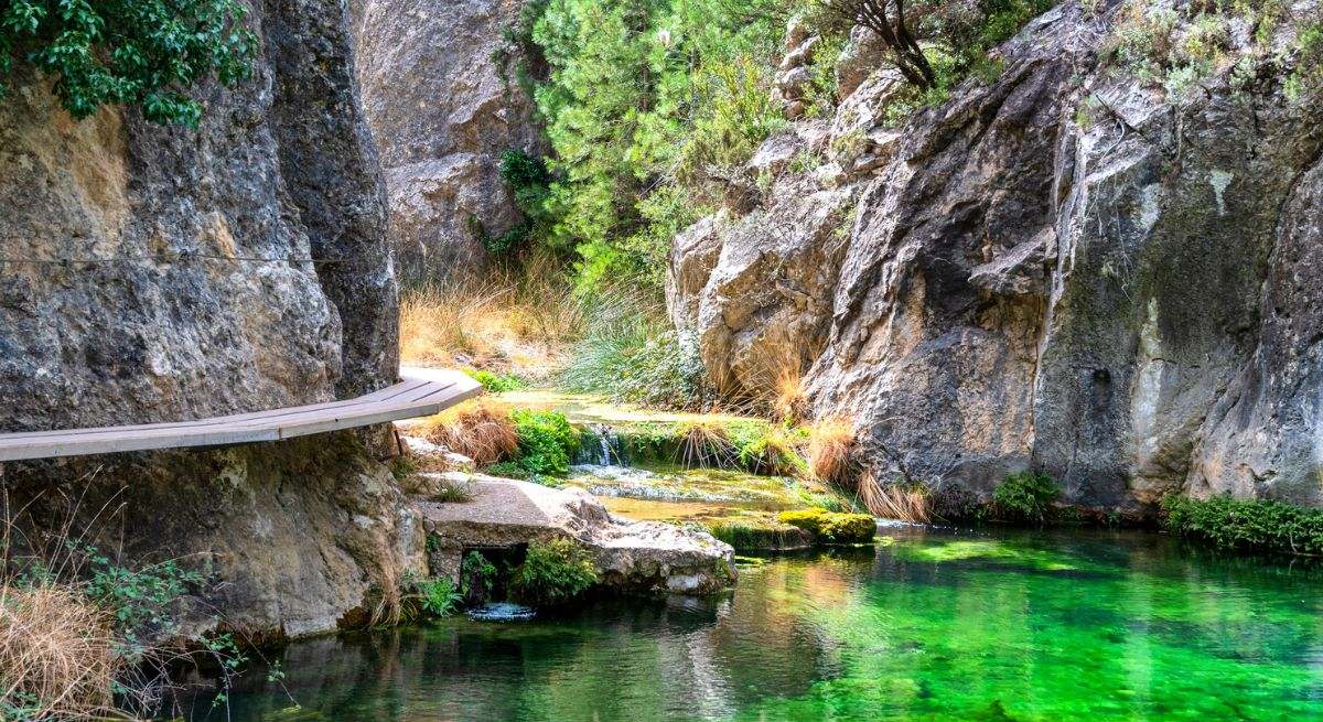 La ruta que tienes que hacer sí o sí está en Teruel: pasarelas por el río y pinturas rupestres declaradas Patrimonio de la Humanidad de la Unesco