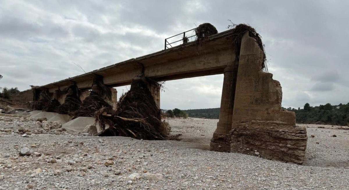 Puente destrozado de una de las líneas de Cercanías en Valencia,