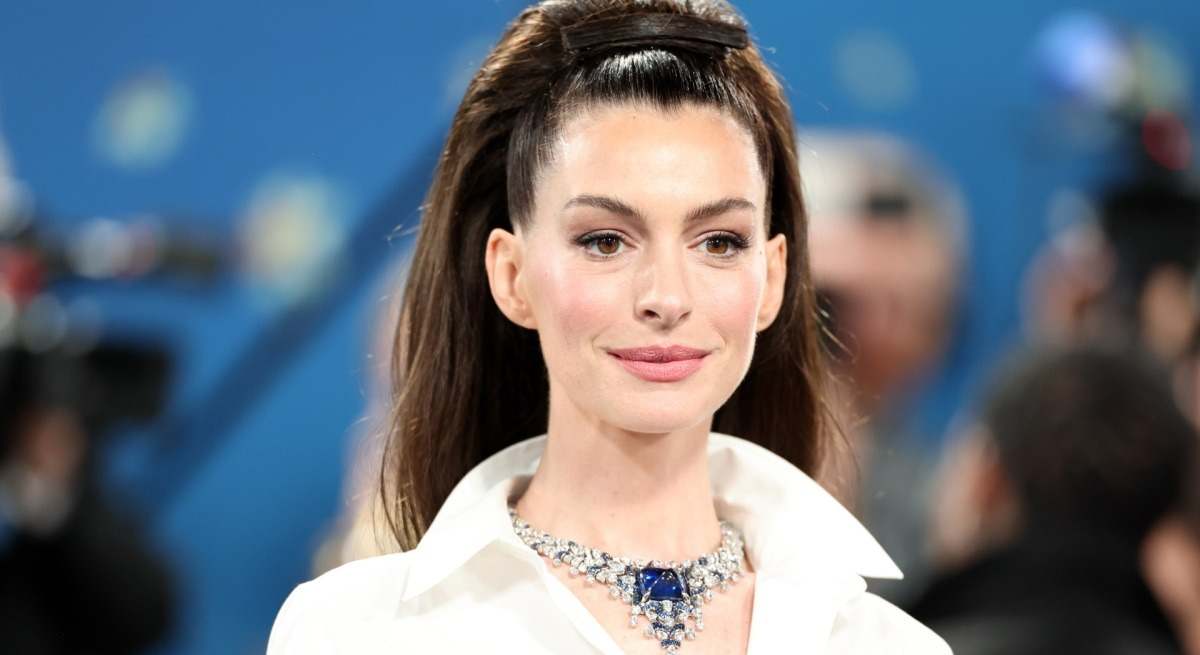 Anne Hathaway en la Met Gala 2025.