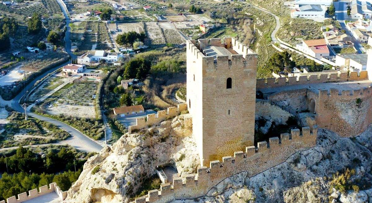 Uno de los castillos medievales más singulares de España está muy cerca de la Costa Blanca