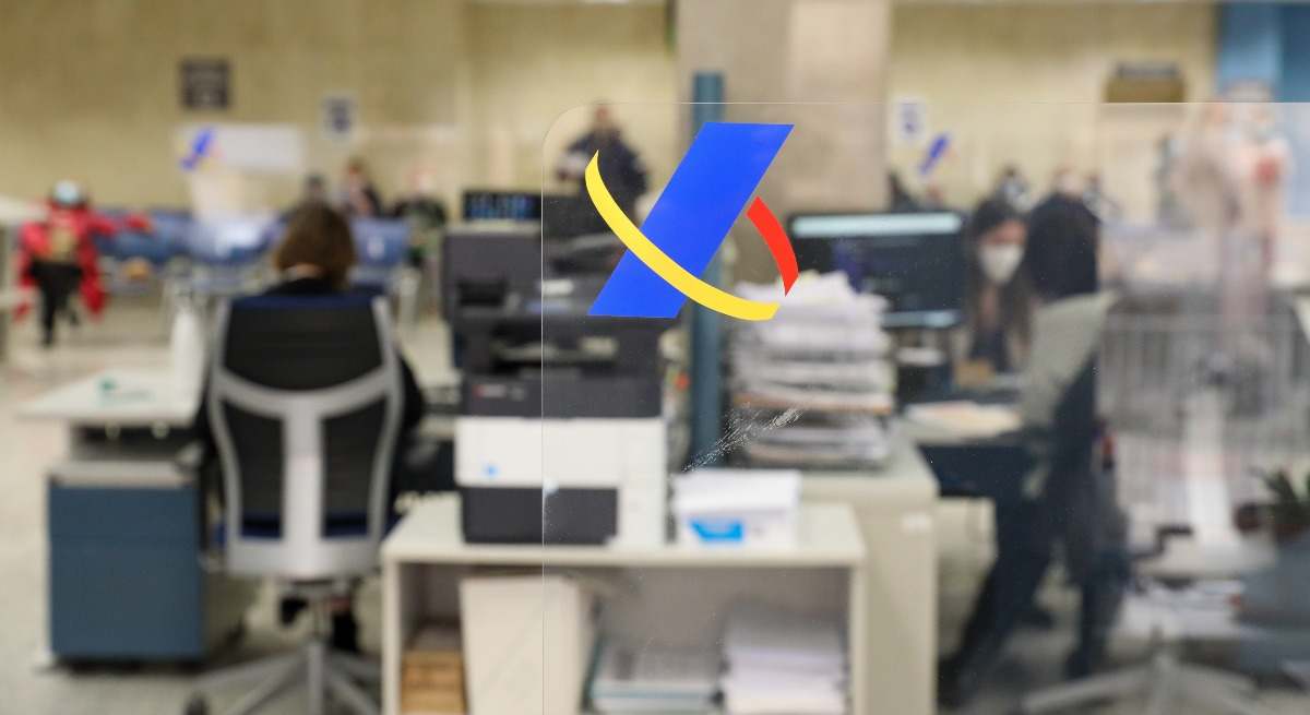 EuropaPress_4363464_varios_empleados_trabajan_oficina_agencia_tributaria_dia_antes_comienzo-1.jpg