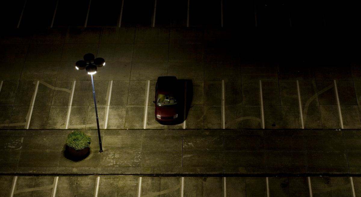 coche aparcamiento de noche