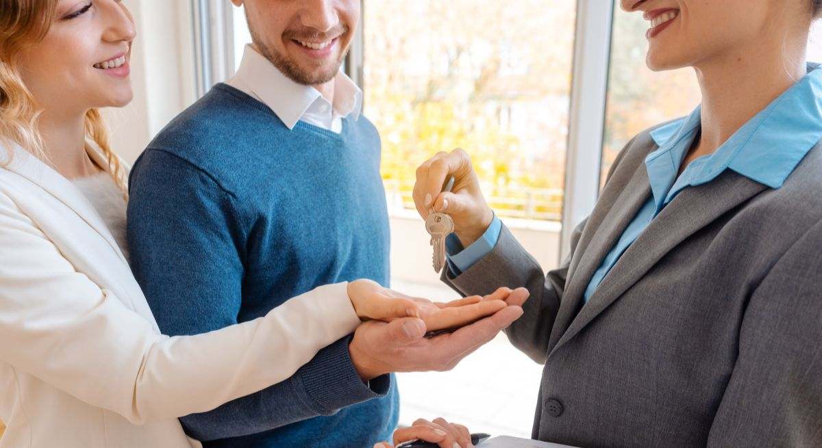alquiler-vivienda-pareja-inmobiliaria.jpg
