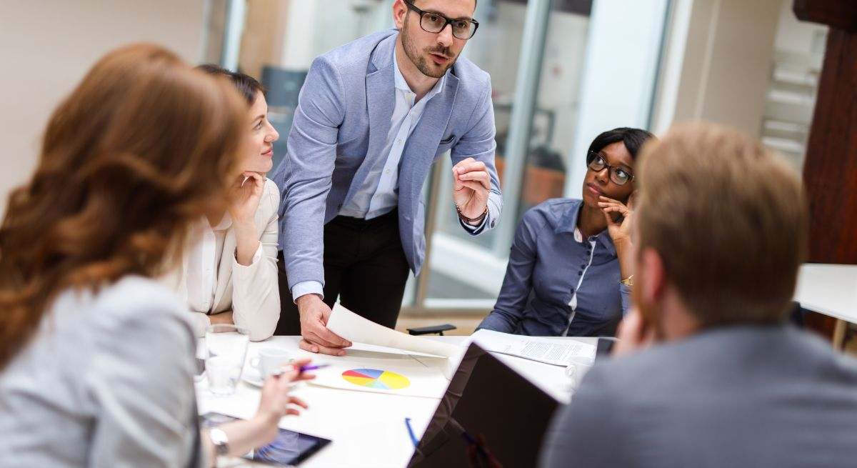 Varias personas en un curso de project management.