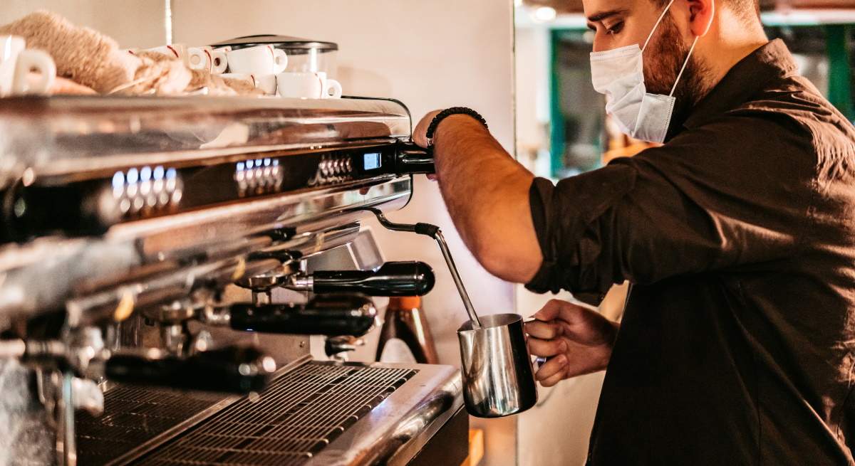 camarero-cafetera-istock.jpg
