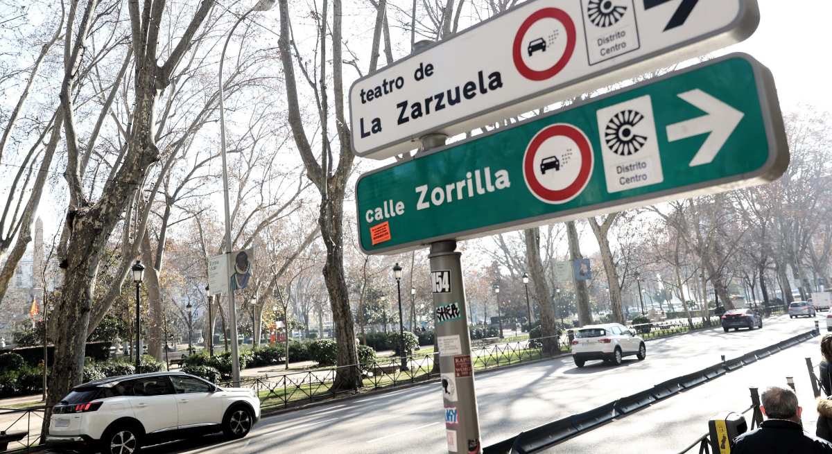 EuropaPress_4174423_varias_senales_trafico_informan_entrada_vigor_zona_bajas_emisiones_zbe-1.jpg