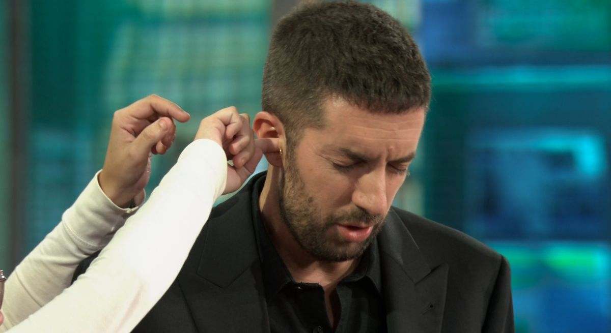 Una chica midiendo la temperatura de Broncano metiendo el dedo en su oreja