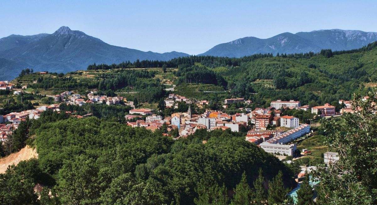 El pueblo de España que tiene fama por sus más de 100 fuentes, aguas termales y un balneario de lujo