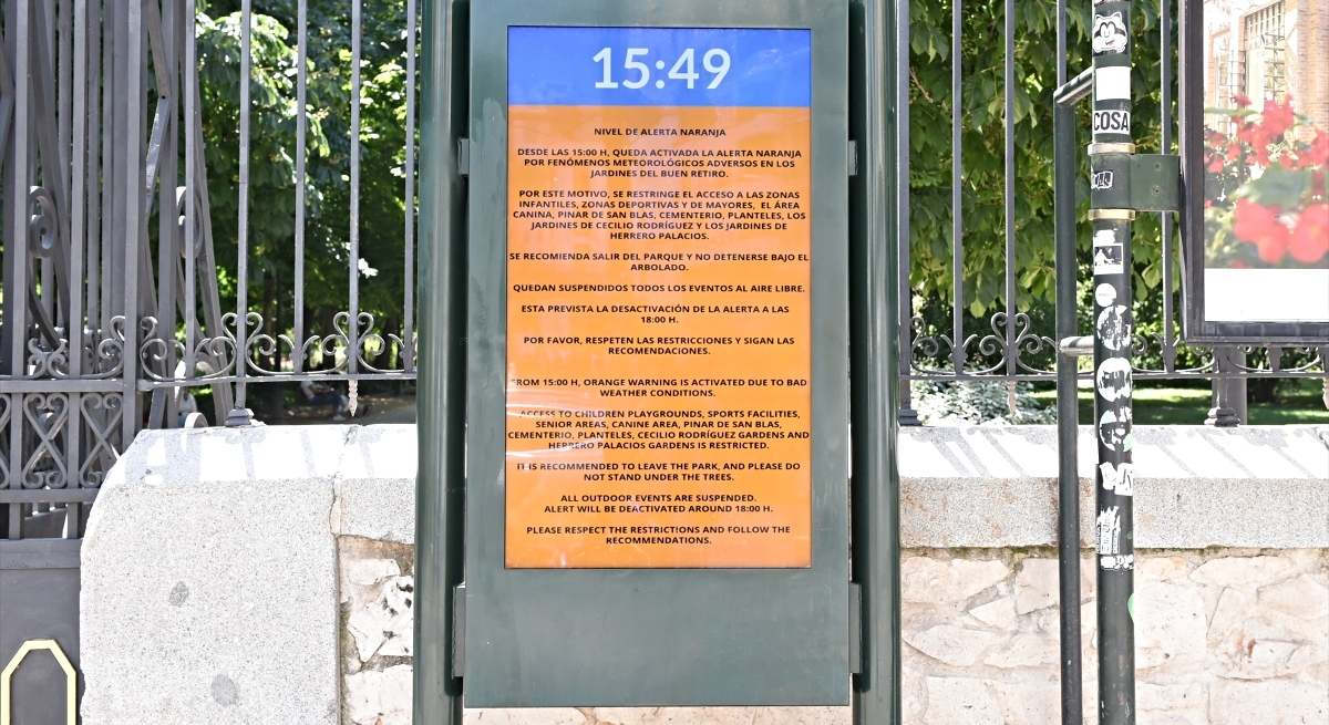 Una pantalla anuncia que el parque de El Retiro se cierra por viento y calor / EP