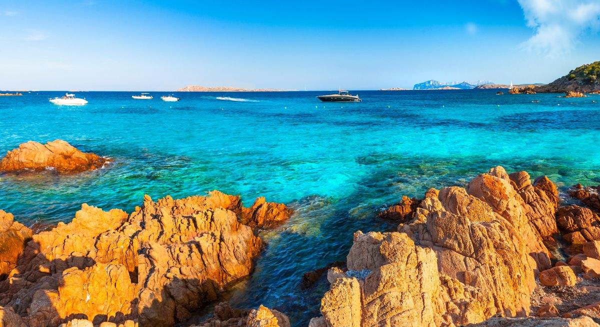 La isla italiana a dos horas de España con playas de arena blanca, aguas turquesas y paisajes salvajes