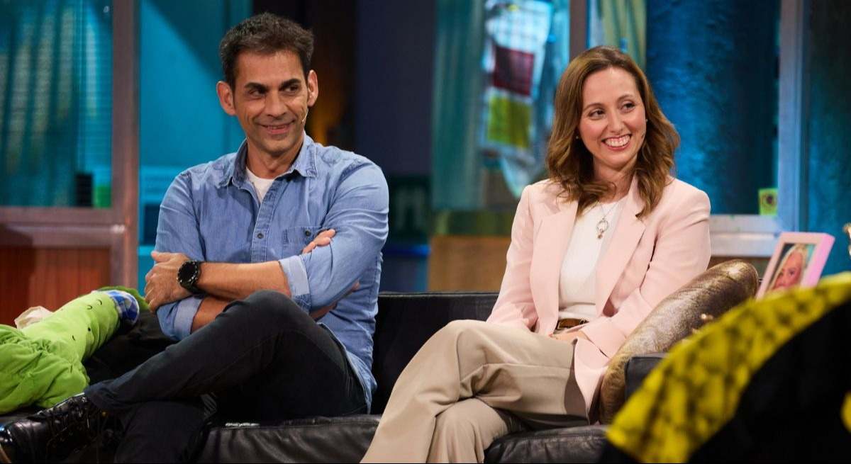 Los investigadores de la nueva secuencia biológica sentados en el sofa de broncano junto al retrato de Belén esteban