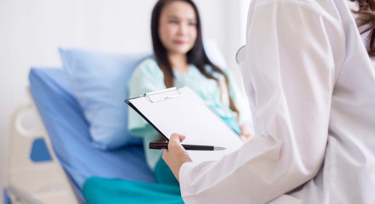mujer-en-el-medico