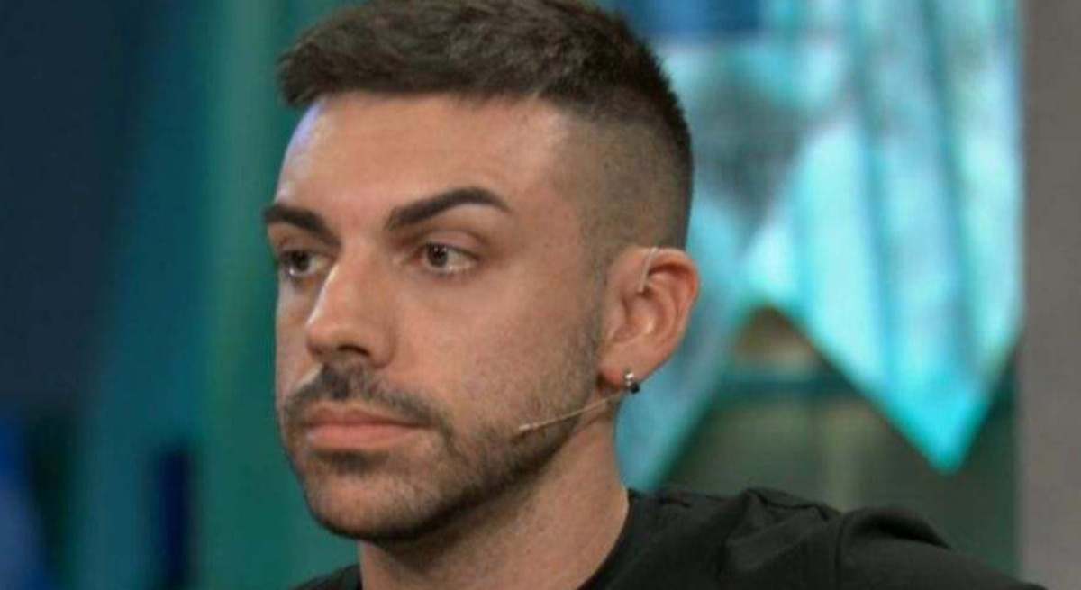 DjMariio en el programa de Broncano con camiseta negra y micrófono 