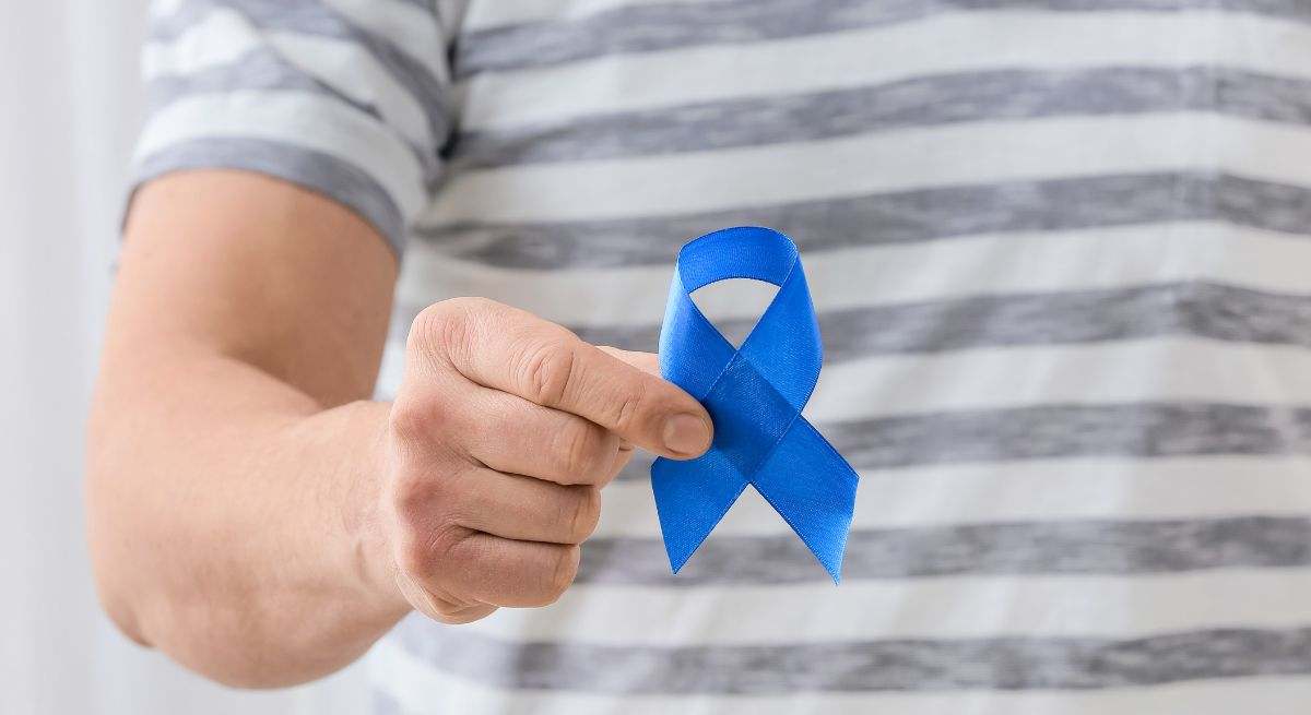 El cáncer colorrectal es una enfermedad en la cual las células en el colon o el recto comienzan a multiplicarse sin control