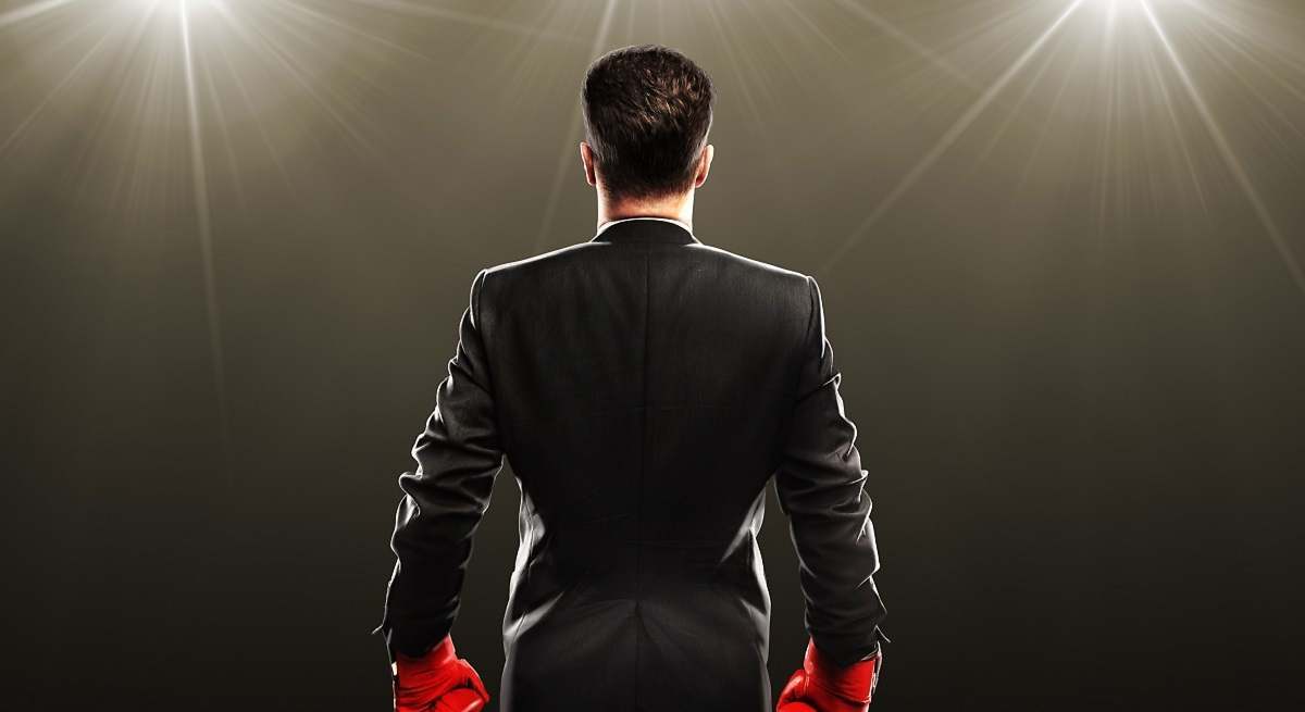 Inversor con guantes de boxeo