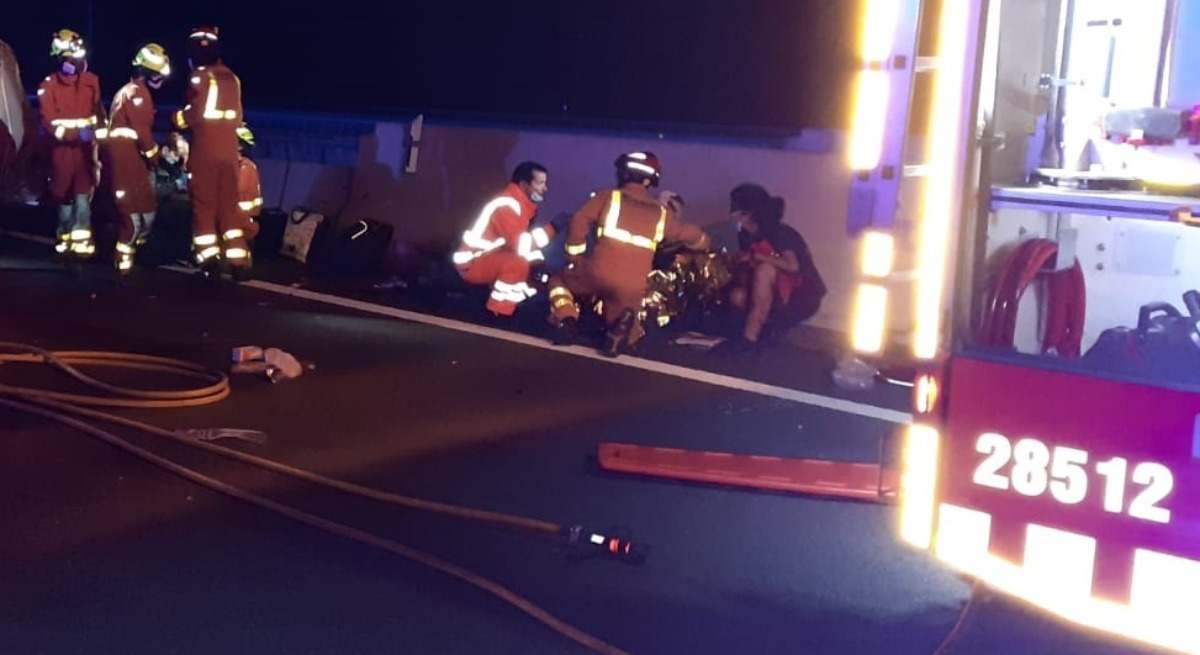 Imagen de los Servicios de Emergencia asistiendo en un accidente en la carretera.