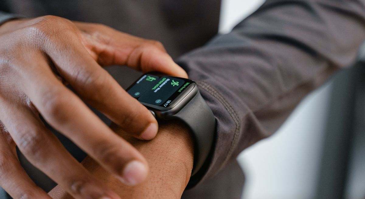 Reloj inteligente en la muñeca de un hombre 