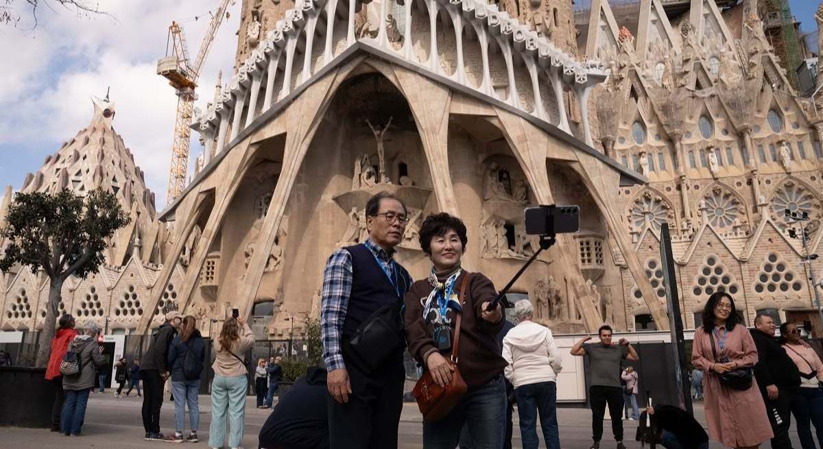 Turistas frente a la Sagrada Familia. David Zorrakino (EP)