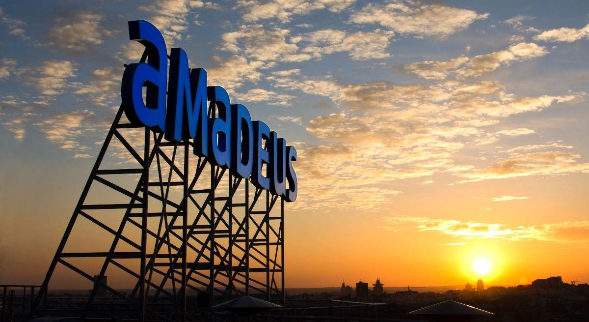 Logo de Amdeus en un atardecer