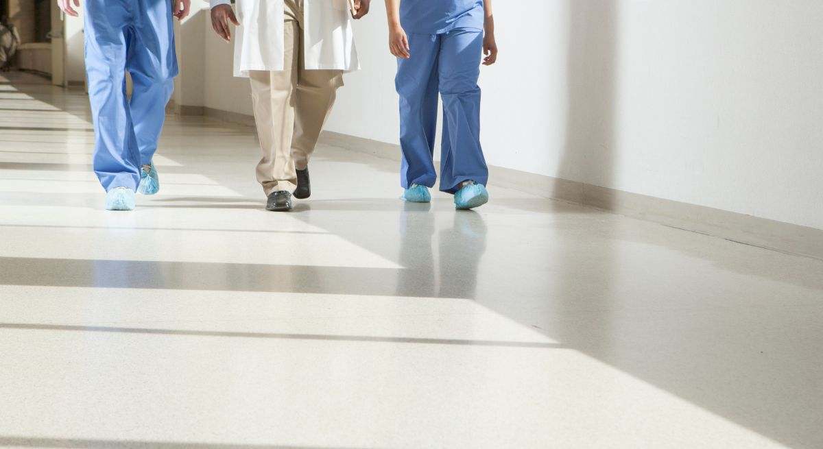 Especialistas caminan por los pasillos de un hospital de Madrid